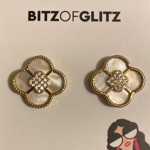 Clover shaped  white pearl and gold earrings
